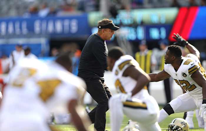 Payton greets his players before this year’s Week 4 Giants game. 